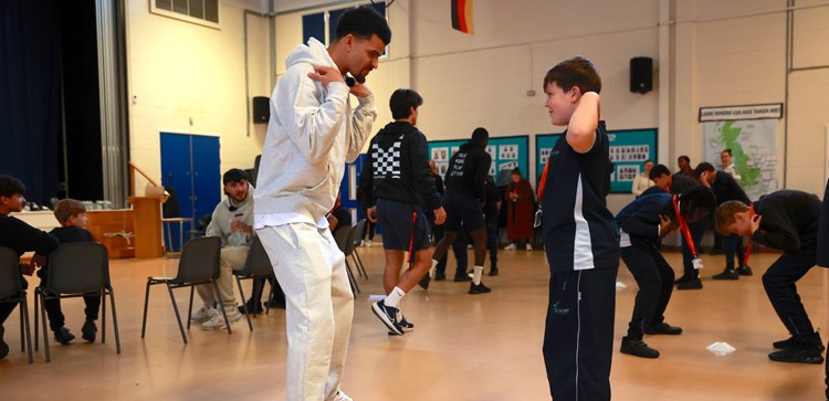 Dominic Solanke visits local school to see how Foundation is helping young people build mental resilience - Tottenham Hotspur Dominic Solanke visits local school to see how Foundation is helping young people build mental resilience - Tottenham Hotspur